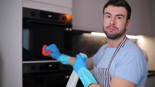 Nahaufnahme Eines Hübschen Jungen Mannes Mit Putzutensilien Der Heimischen Küche — Stockvideo