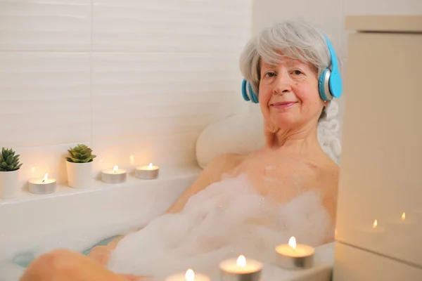 Портрет Счастливой Пожилой Женщины Отдыхающей Ванне Мыльными Пузырями Слушающей Музыку — стоковое фото