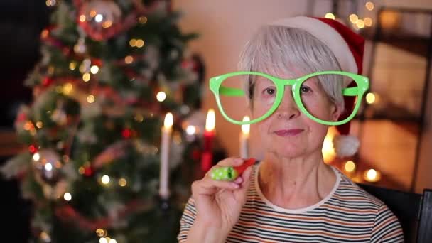 Zbliżenie Wideo Seniorki Olbrzymich Okularach Świętujących Boże Narodzenie Domu — Wideo stockowe