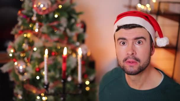 Noel Kutlayan Boş Cüzdanlı Mutlu Genç Adamın Yakın Çekim Görüntüleri — Stok video