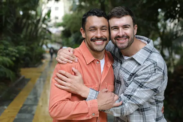 Mladý Šťastný Gayové Pár Dvou Pohledných Mužů Zeleném Parku — Stock fotografie