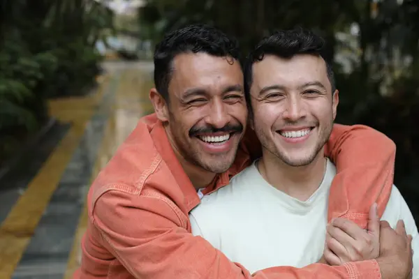 Joven Feliz Gay Pareja Dos Guapo Hombres Abrazando Parque Imagen de stock