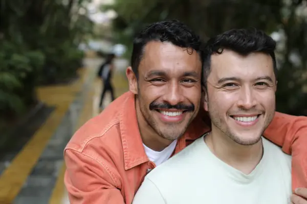 Joven Feliz Gay Pareja Dos Guapo Hombres Bosque Imágenes de stock libres de derechos