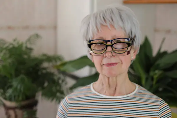 Porträt Einer Lustigen Reifen Grauhaarigen Frau Mit Einem Stapel Brillen — Stockfoto