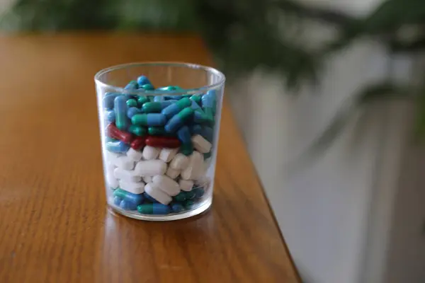 Nahaufnahme Eines Mit Verschiedenen Pillen Und Medikamenten Gefüllten Glases Auf — Stockfoto