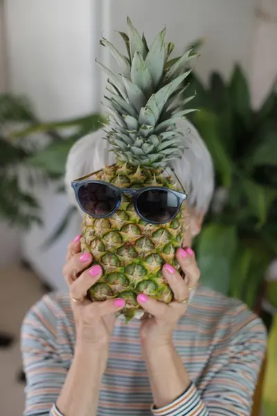 Retrato Mujer Madura Pelo Gris Sosteniendo Piña Con Gafas Sol Fotos de stock