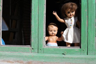 Arka planda terk edilmiş evdeki ürkütücü bebekler, kapatın.