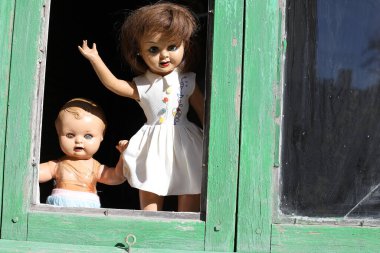 Arka planda terk edilmiş evdeki ürkütücü bebekler, kapatın.