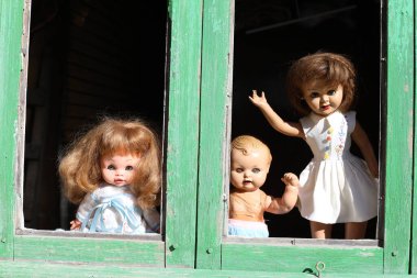 Arka planda terk edilmiş evdeki ürkütücü bebekler, kapatın.