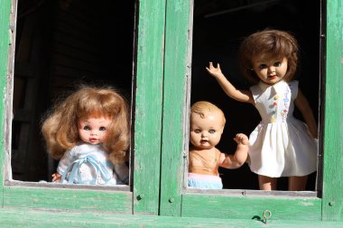 Arka planda terk edilmiş evdeki ürkütücü bebekler, kapatın.