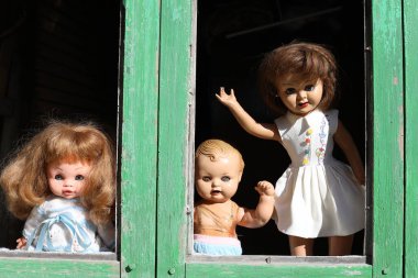 Arka planda terk edilmiş evdeki ürkütücü bebekler, kapatın.