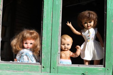 Arka planda terk edilmiş evdeki ürkütücü bebekler, kapatın.