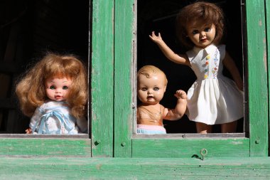 Arka planda terk edilmiş evdeki ürkütücü bebekler, kapatın.