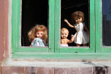 Arka planda terk edilmiş evdeki ürkütücü bebekler, kapatın.