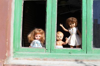 Arka planda terk edilmiş evdeki ürkütücü bebekler, kapatın.