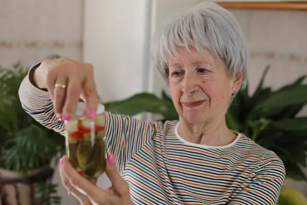 Senior Woman Trying Open Jar — Φωτογραφία Αρχείου