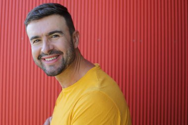 Yakından - gündelik giysiler içindeki yakışıklı genç adamın portresi