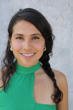 Stüdyoda poz veren güzel İspanyol kadın. 