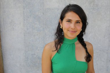 Stüdyoda poz veren güzel İspanyol kadın. 