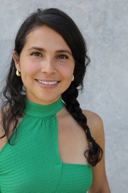 Stüdyoda poz veren güzel İspanyol kadın. 