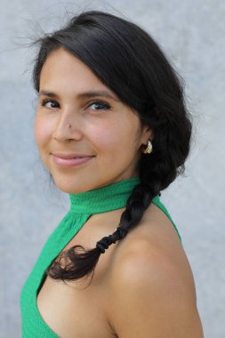 Stüdyoda poz veren güzel İspanyol kadın. 