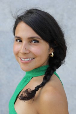 Stüdyoda poz veren güzel İspanyol kadın. 