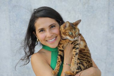 Bengal kedisi olan güzel bir kadın.