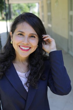 Güzel Latin Amerikalı iş kadını takım elbiseli