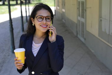 Güzel, İspanyol iş kadını telefonda konuşuyor.