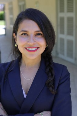 Takım elbiseli gülümseyen İspanyol kadının portresi