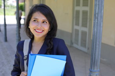 Dosyalarla poz veren güzel İspanyol öğrenci kadın.