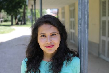 Güzel İspanyol kadın dışarıda poz veriyor.