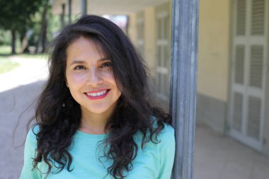 Güzel İspanyol kadın dışarıda poz veriyor.