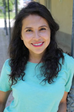 Güzel İspanyol kadın dışarıda poz veriyor.