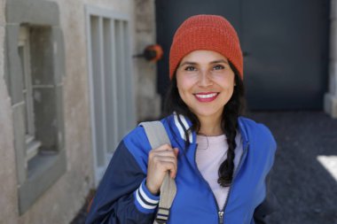  Şapkalı, dışarıda poz veren İspanyol genç kadın.