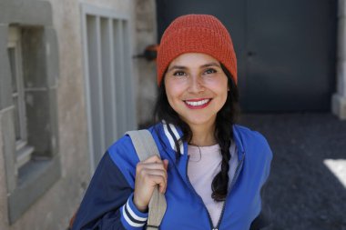  Şapkalı, dışarıda poz veren İspanyol genç kadın.