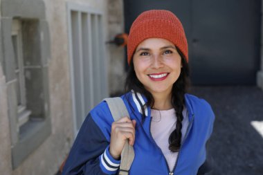  Şapkalı, dışarıda poz veren İspanyol genç kadın.