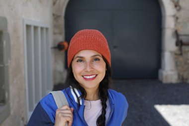  Şapkalı, dışarıda poz veren İspanyol genç kadın.