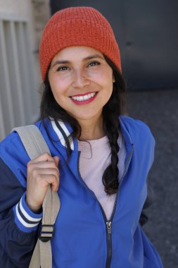  Şapkalı, dışarıda poz veren İspanyol genç kadın.