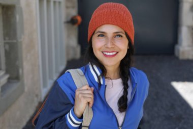  Şapkalı, dışarıda poz veren İspanyol genç kadın.