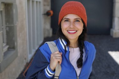  Şapkalı, dışarıda poz veren İspanyol genç kadın.