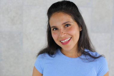 Arka planda güzel İspanyol kadın portresi, yakın plan.