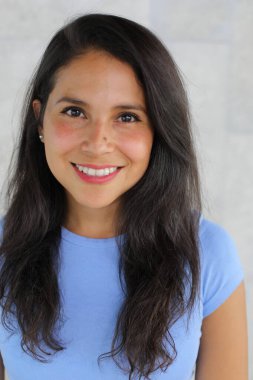 Arka planda güzel İspanyol kadın portresi, yakın plan.