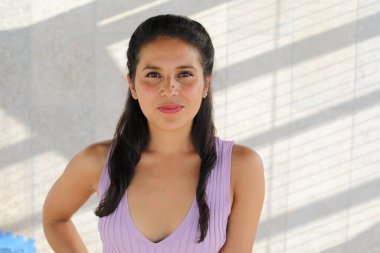 Arka planda güzel İspanyol kadın portresi