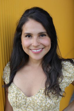 Göz kamaştırıcı bir İspanyol kadın manken yaz gününün tadını çıkarıyor.