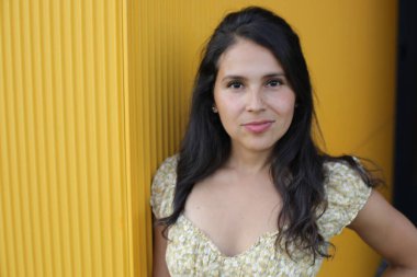 Göz kamaştırıcı bir İspanyol kadın manken yaz gününün tadını çıkarıyor.