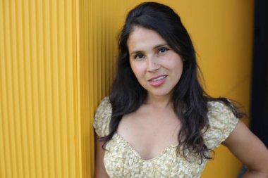 Göz kamaştırıcı bir İspanyol kadın manken yaz gününün tadını çıkarıyor.