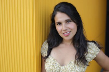 Göz kamaştırıcı bir İspanyol kadın manken yaz gününün tadını çıkarıyor.