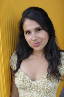 Göz kamaştırıcı bir İspanyol kadın manken yaz gününün tadını çıkarıyor.