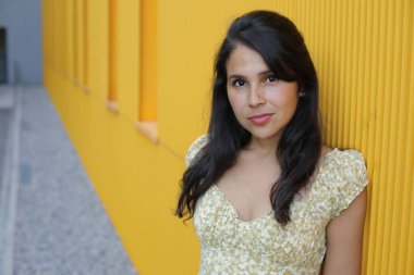 Göz kamaştırıcı bir İspanyol kadın manken yaz gününün tadını çıkarıyor.